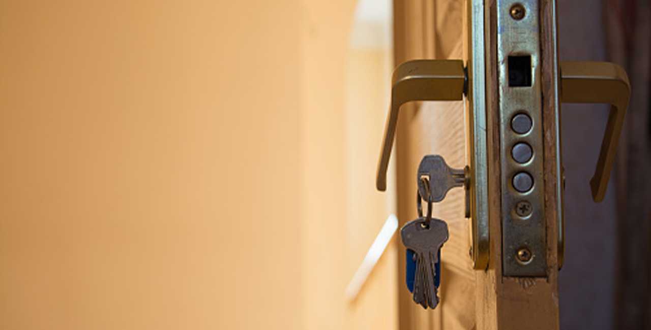 perbaikan pintu rumah supaya aman