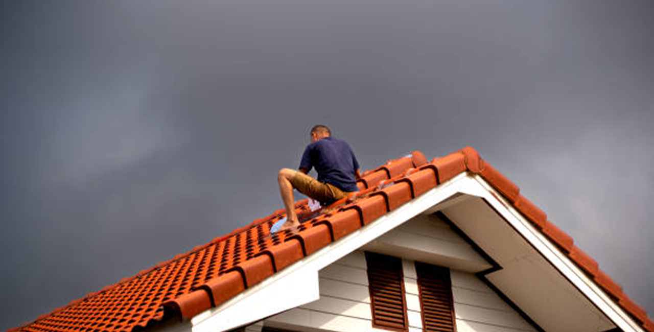 Perbaikan atap rumah bocor